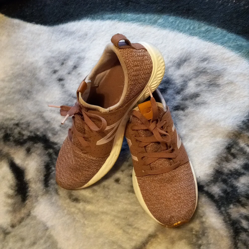 Women's pink New Balance shoes - Picture 1 of 4